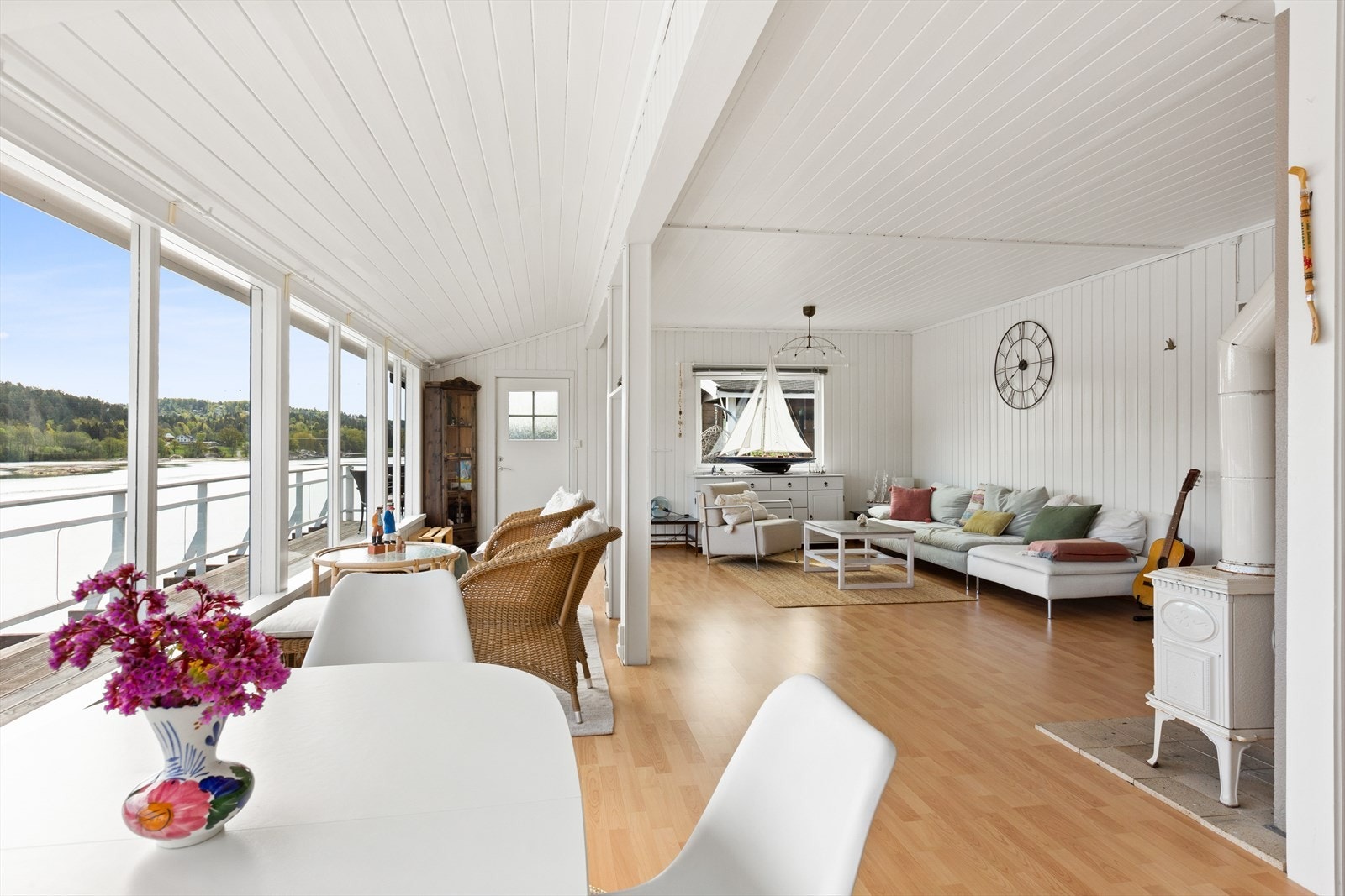 Åpen løsning mellom stue og spisestue for sosialt samvær. Galleribilde