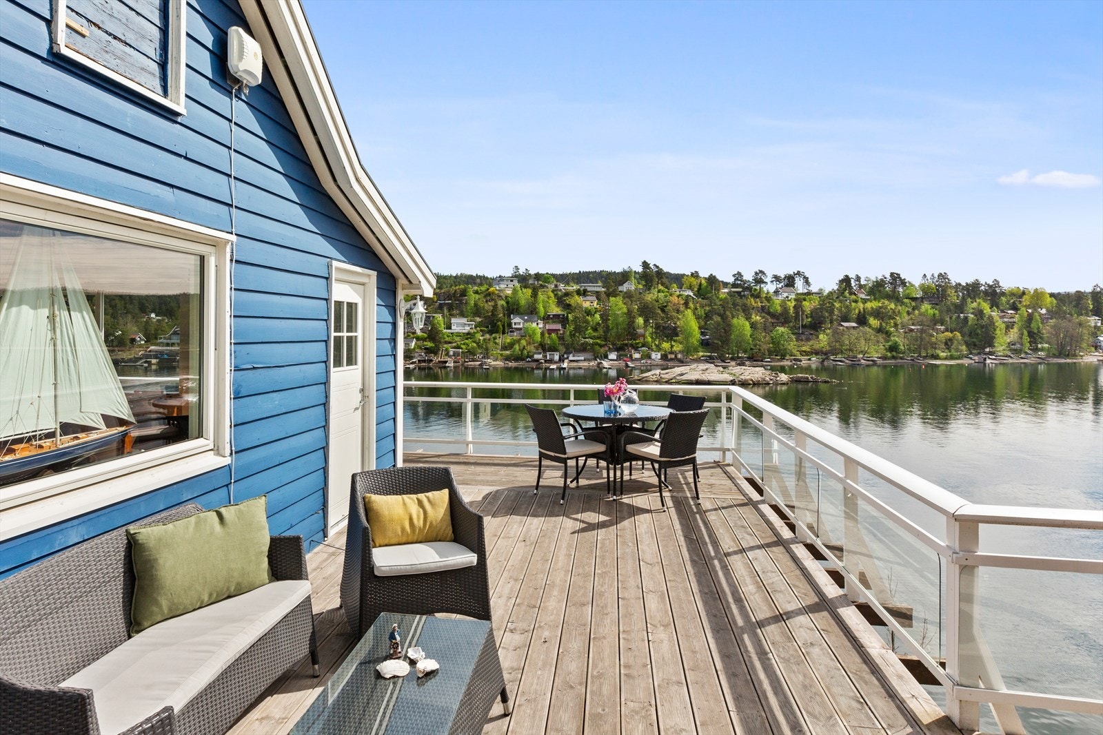 Komfortabel sofagruppe på terrassen for avslapning. Galleribilde