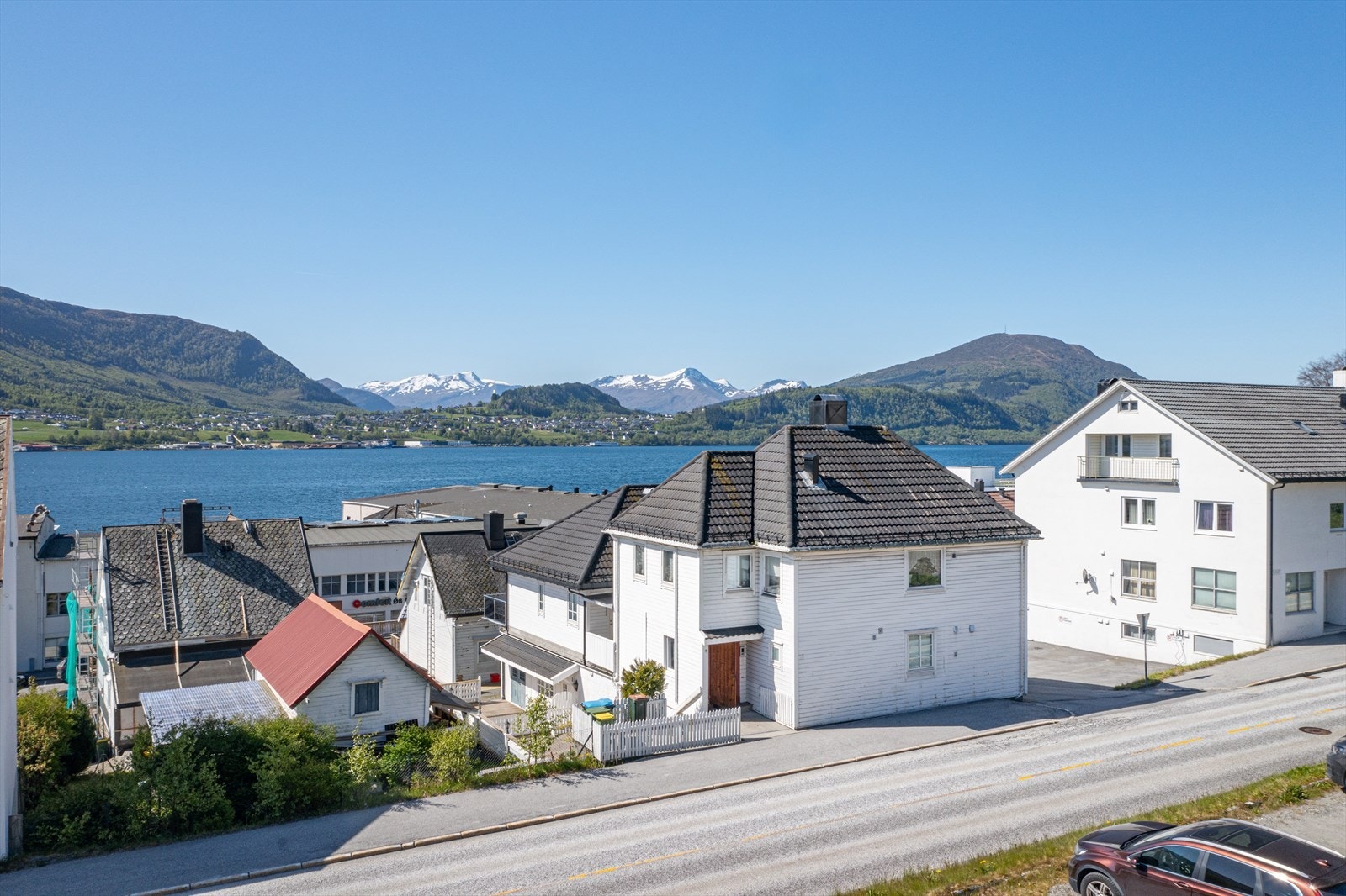 Med boligen følger bod i underetasje og parkeringsplass på grusa biloppstillingsplass Galleribilde