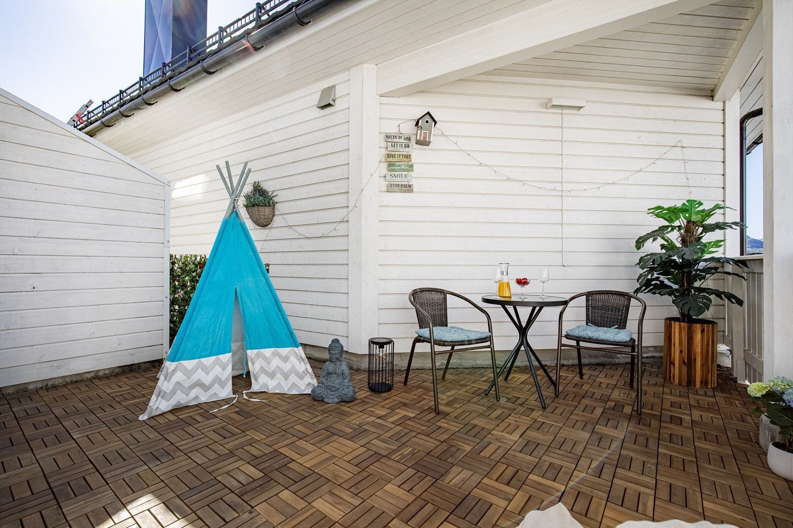 Skjerma terrasse som dels er overbygd Galleribilde