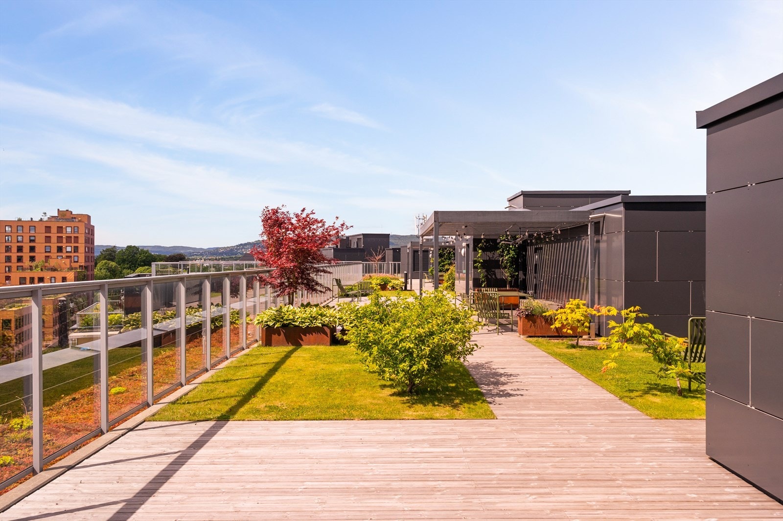 Felles takterrasse med sol hele dagen, fine grøntarealer og sittegrupper. Galleribilde