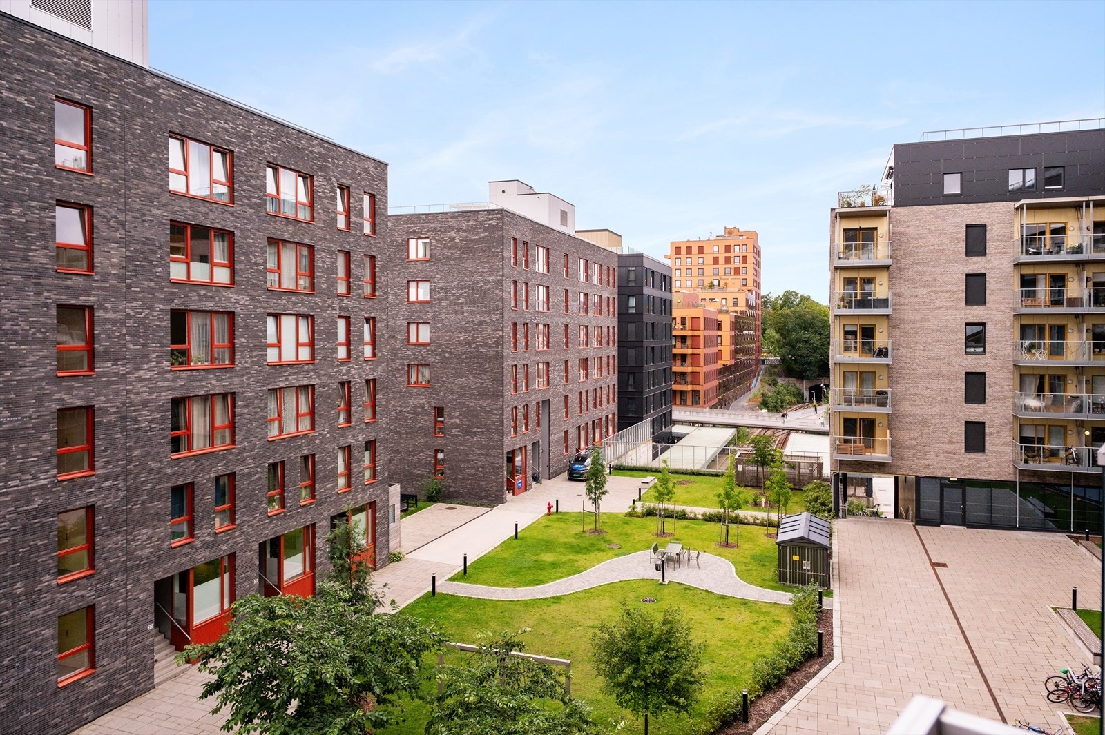 Her bor du midt i en av Oslos mest spennende bydeler, som de siste årene har gjennomgått en omfattende forvandling fra industriområde til moderne boligby. Galleribilde