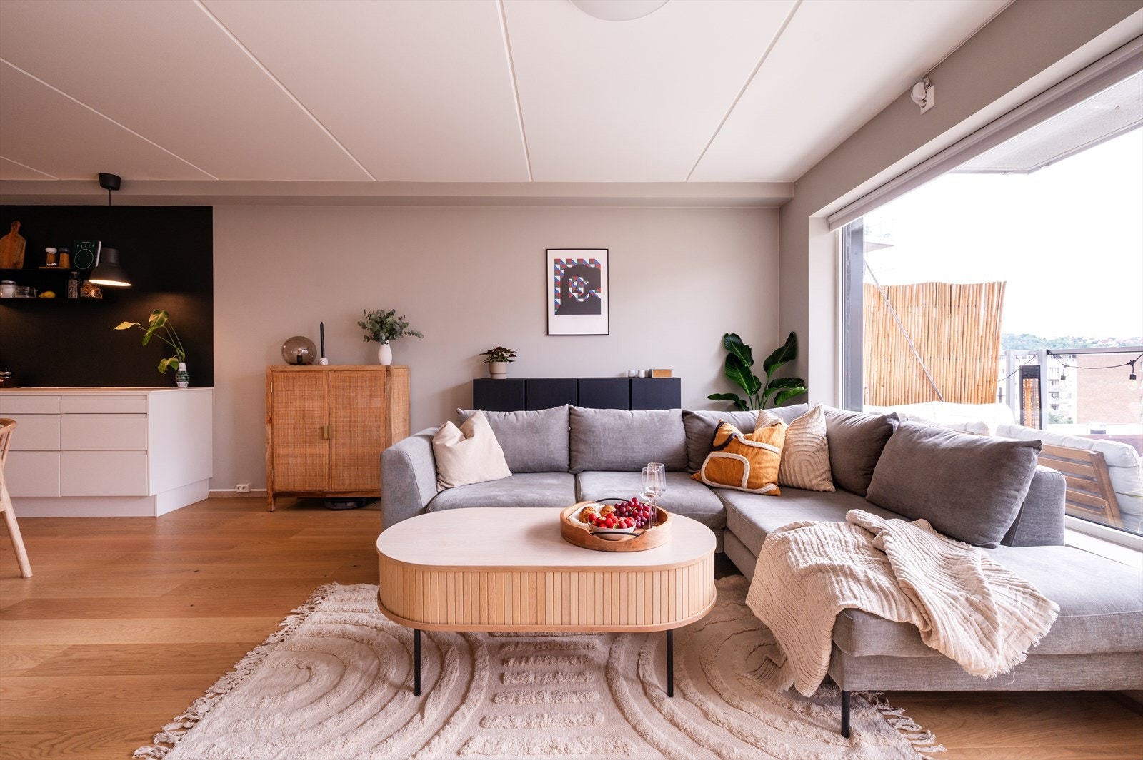 Moderne kvaliteter som vannbåren gulvvarme og balansert ventilasjon som sørger for energibesparende og jevn oppvarming. Galleribilde