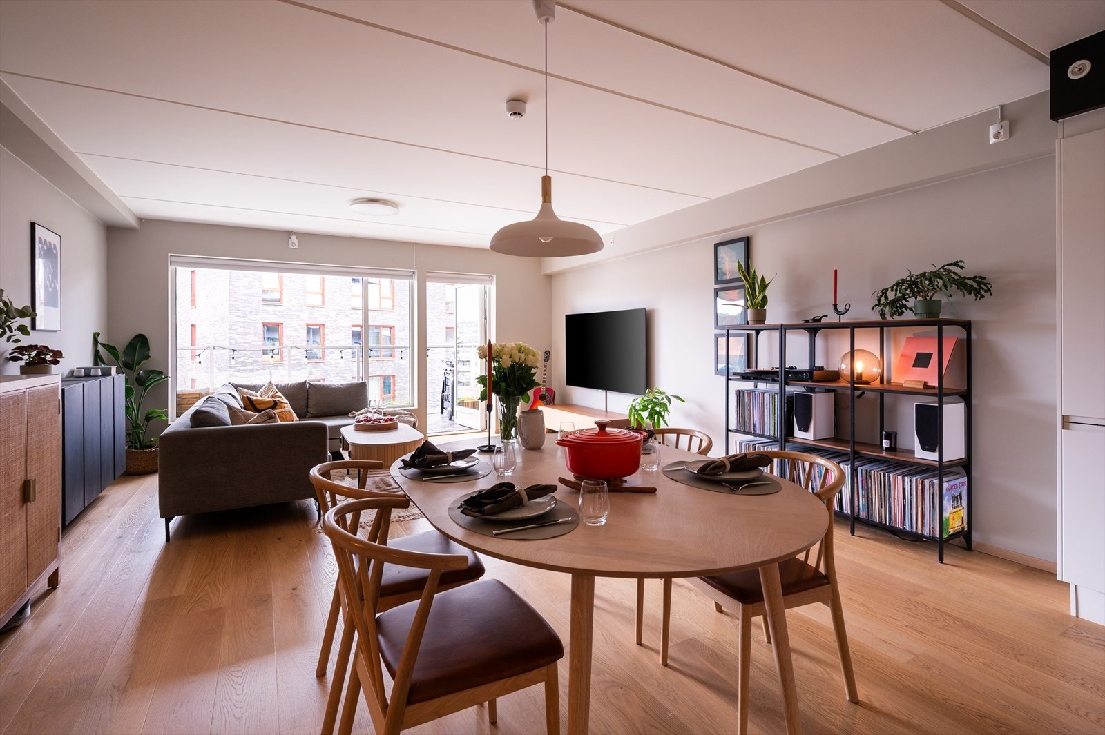Dette er en stilren og moderne 4-roms selveierleilighet i byggets 5. etasje med heisadkomst. Galleribilde