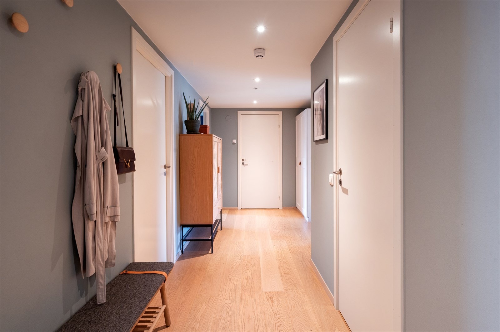Innbydende og lys entrè med godt med lagring- og oppbevaringsplass. Galleribilde