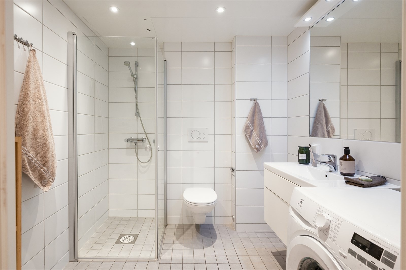 Pent flislagt bad med varme i gulvet og opplegg for vaskemaskin. Galleribilde