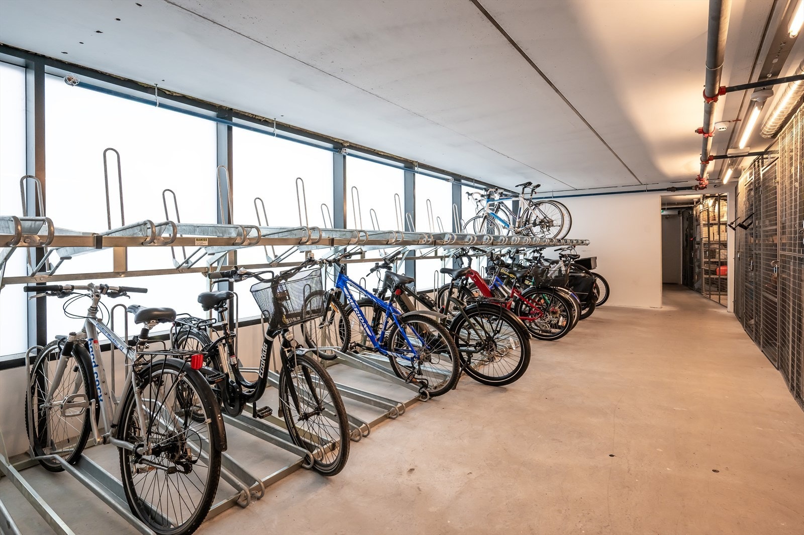 Sameiet har felles sykkel- og barnevognparkering Galleribilde