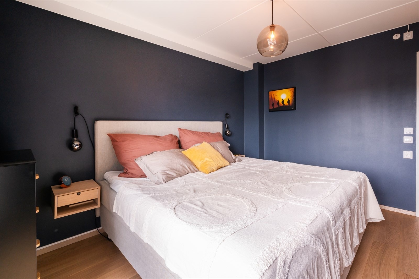 God plass til dobbeltseng og nattbord. Sengen på bildet er 210x210. Galleribilde