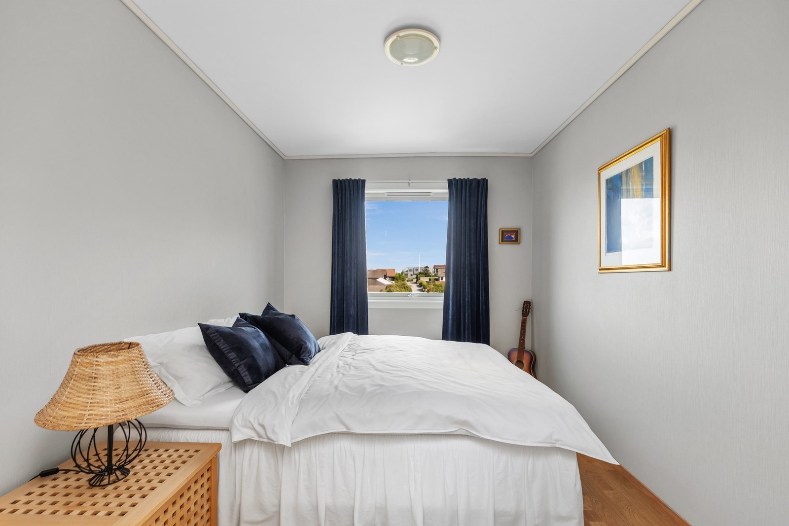 Soverom 2 av god størrelse med plass til både dobbeltseng og nattbord. Galleribilde