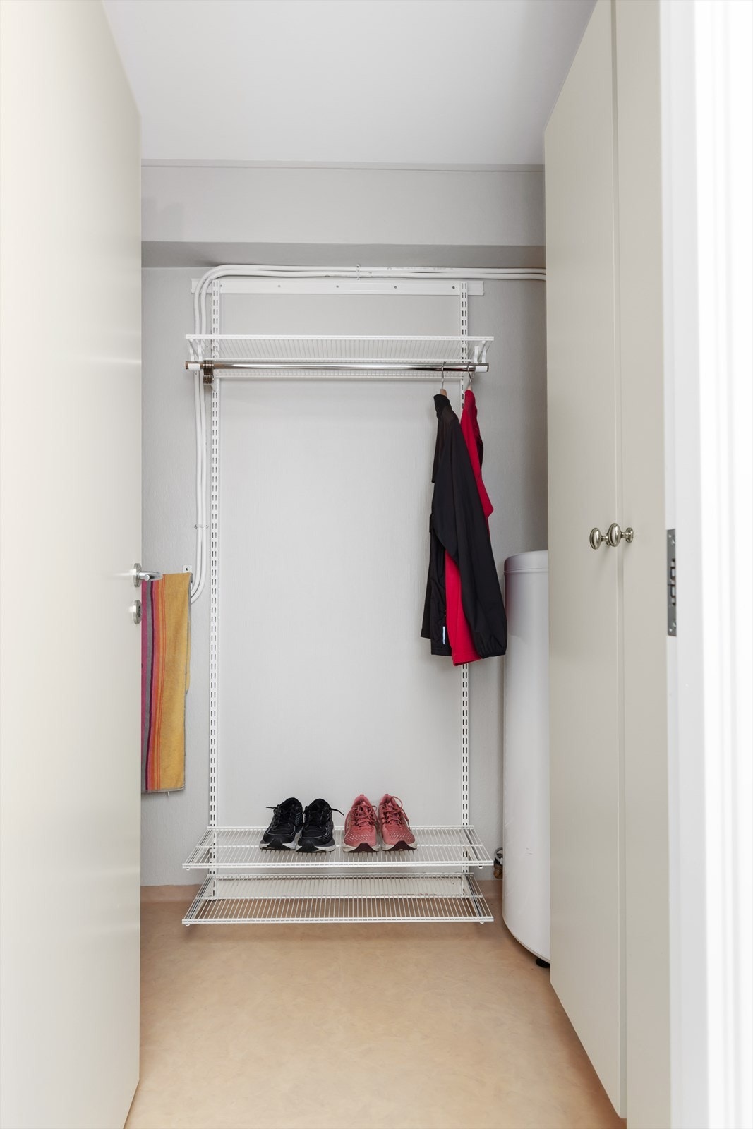Leiligheten disponerer en bod i første etasje ved inngangsparti og en bod/garderobe/vaskerom innvendig i leiligheten. Galleribilde