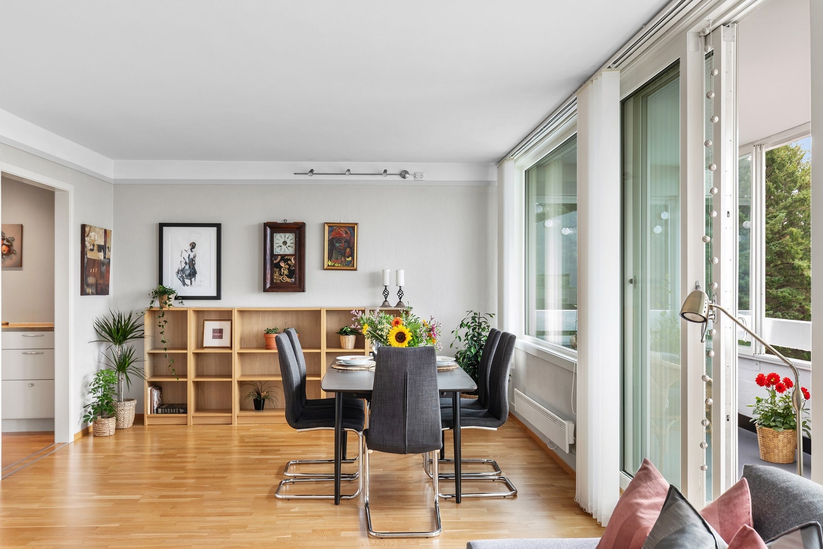 Åpent og lys spisestue med store vindusflater som gir flott utsyn mot grøntområder og balkong. Galleribilde