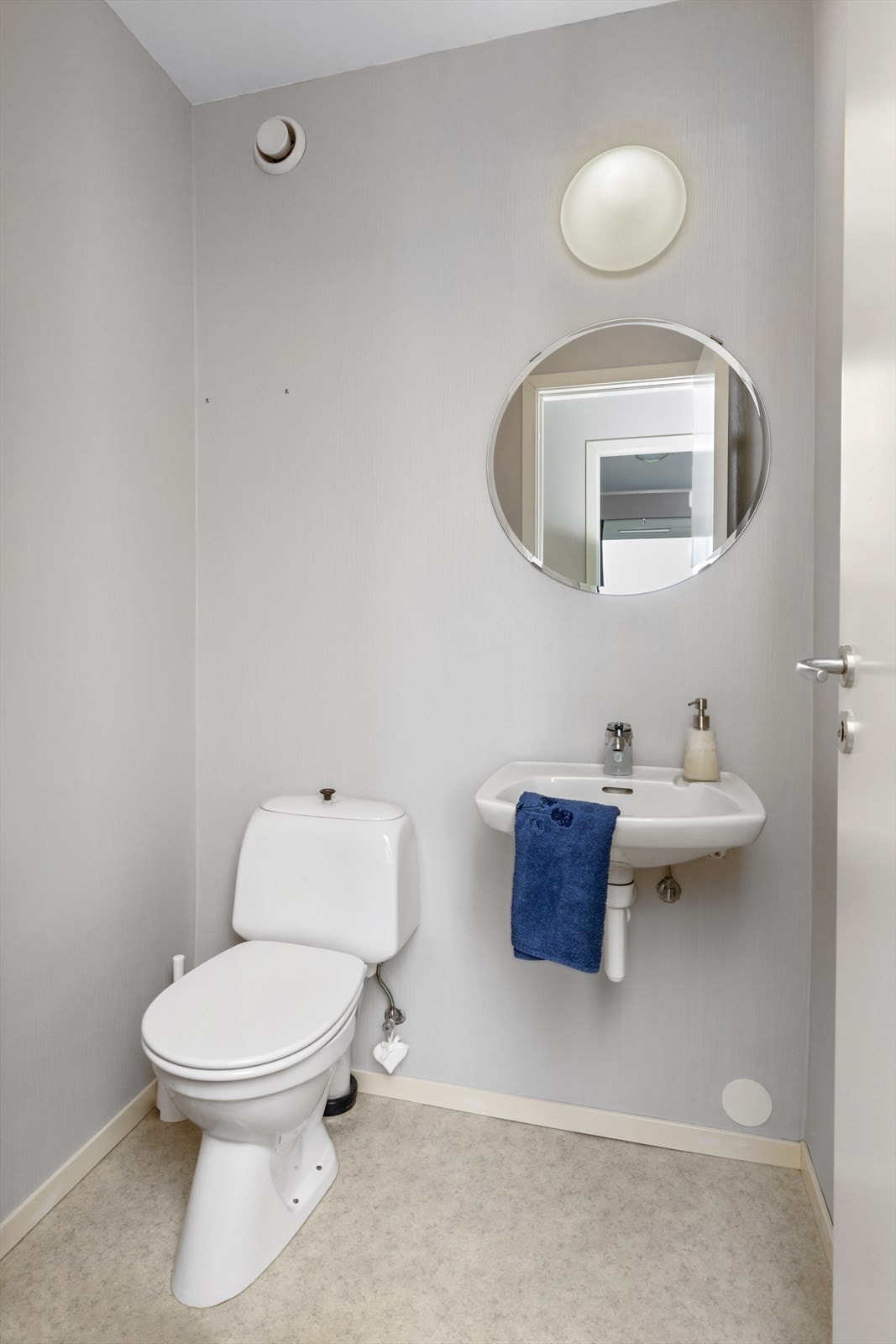 Toalettrommet er separat fra badet. Galleribilde