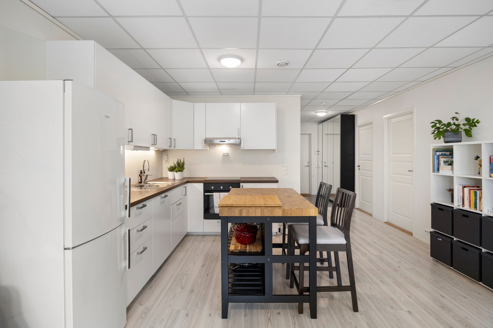 Pen og praktisk kjøkkeninnredning med benk- og oppbevaringsløsning Galleribilde