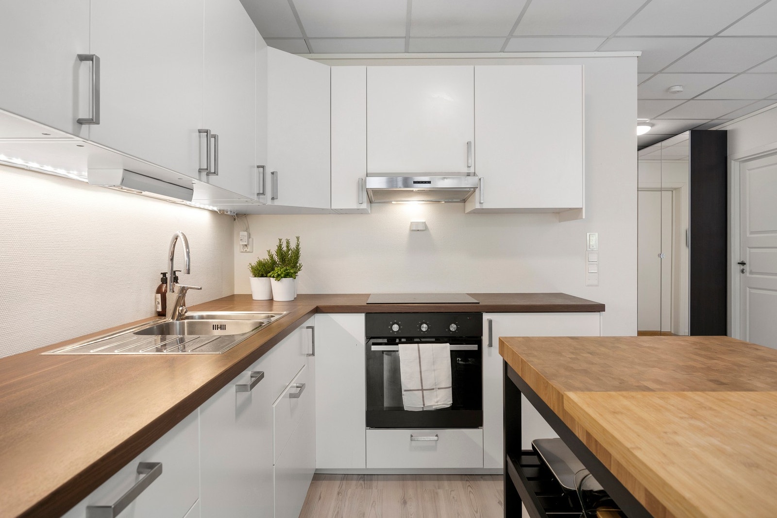 Det er integrert stekeovn, platetopp og oppvaskmaskin Galleribilde