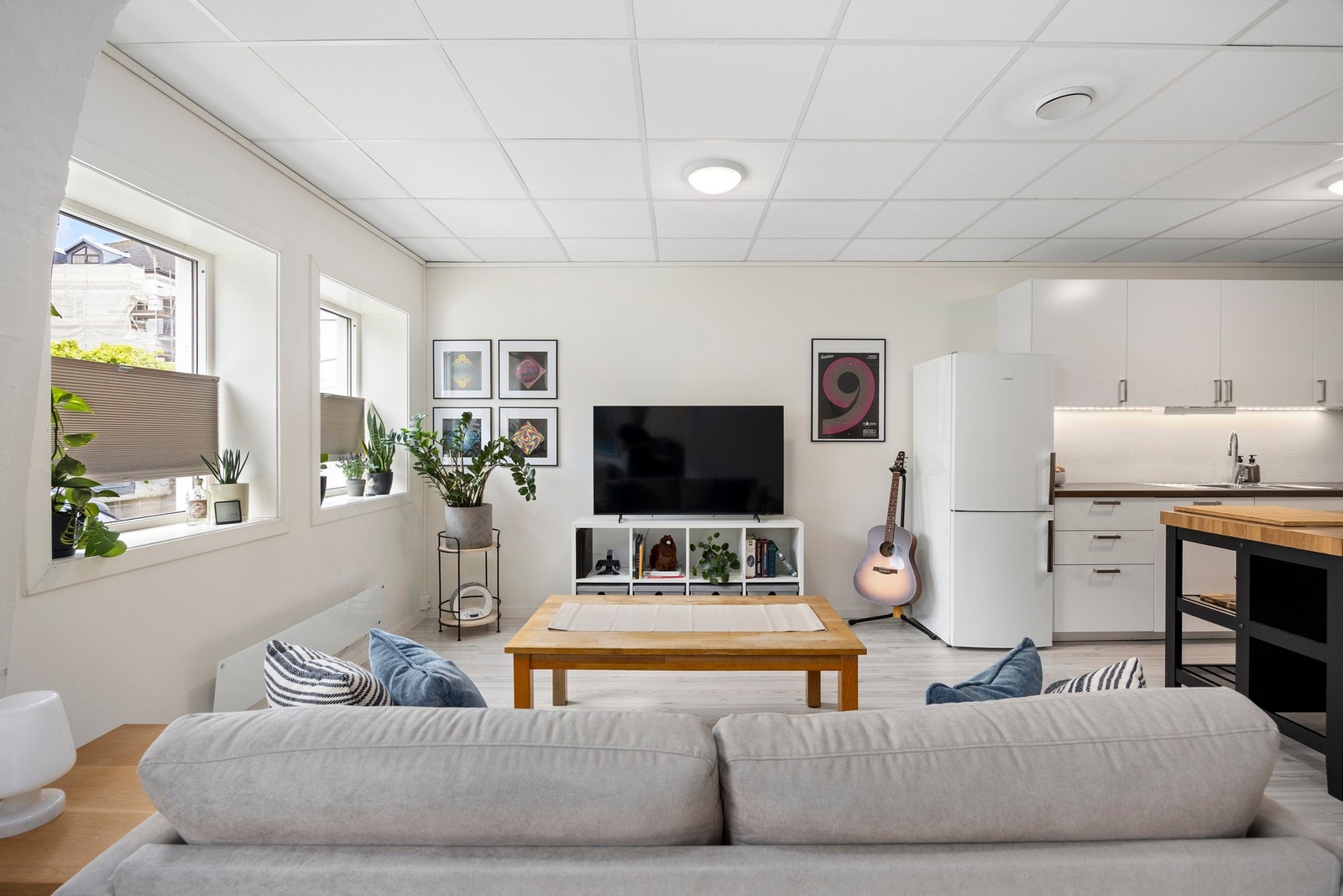 Vindu som gir gode lysforhold inn i stuen Galleribilde