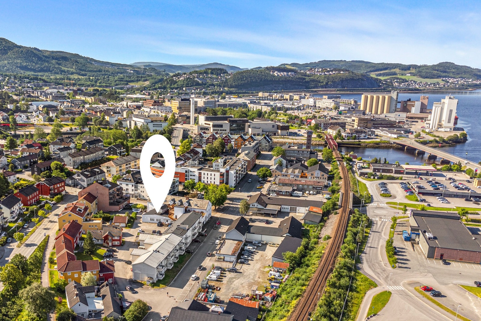 Sentralt beliggende fireromsleilighet! Galleribilde