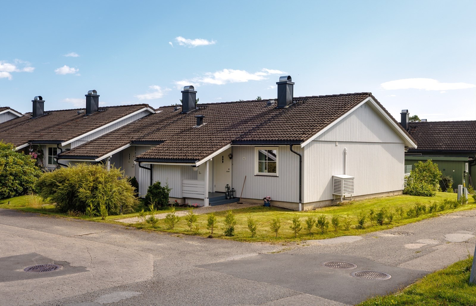 Enderekkehus på ettertraktede Karlshus - rolig nabolag, garasje med elbillader og smakfulle oppgraderinger. Galleribilde
