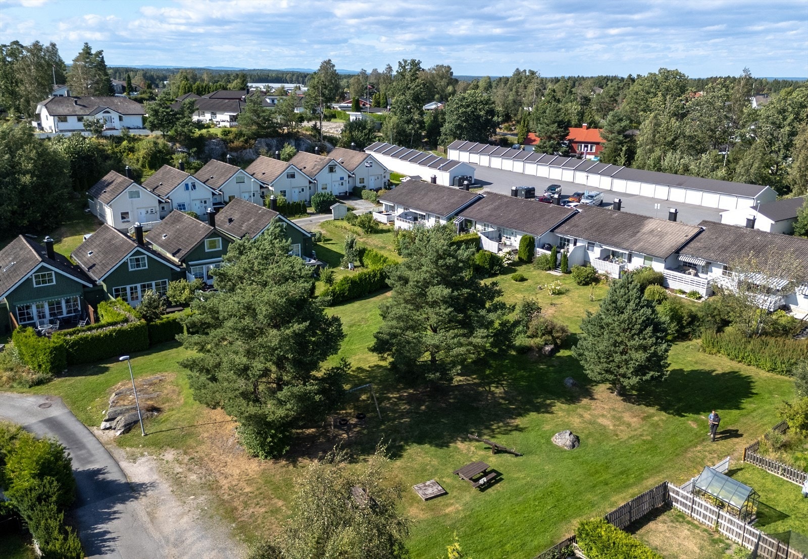 I et rolig og velholdt nabolag - gode parkeringsmuligheter for både deg og gjestene dine. Galleribilde