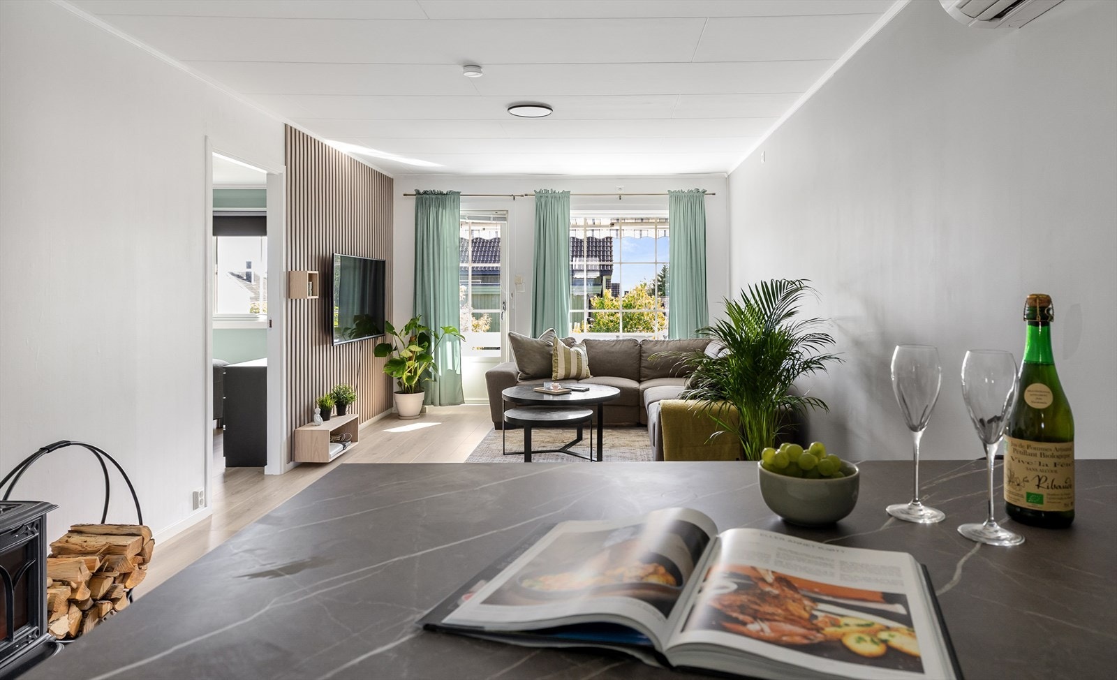 Lyst og moderne interiør med store oppgraderinger de siste årene. Galleribilde