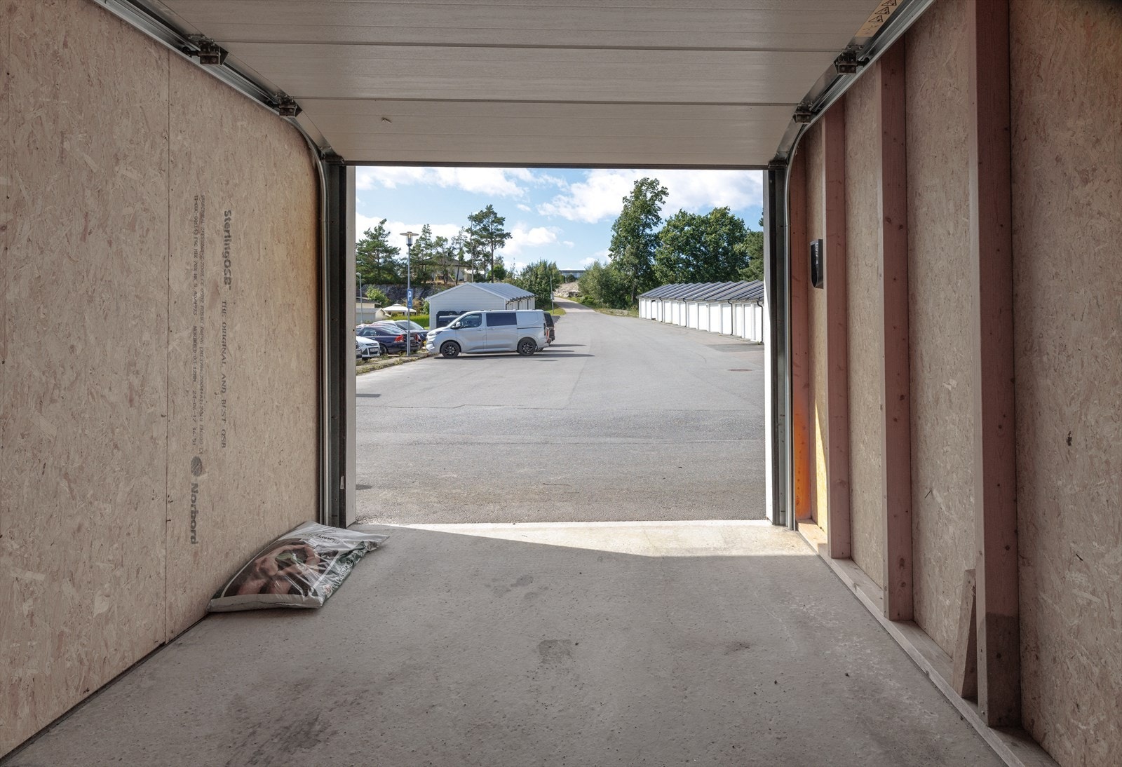 Romslig garasjeplass med montert elbillader. Galleribilde