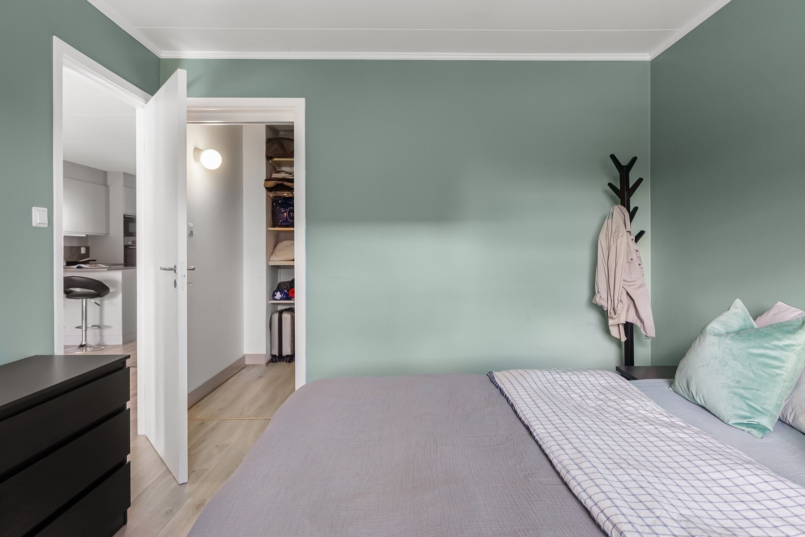Godt dimensjonert soverom med tilhørende walk-in garderobe. Galleribilde