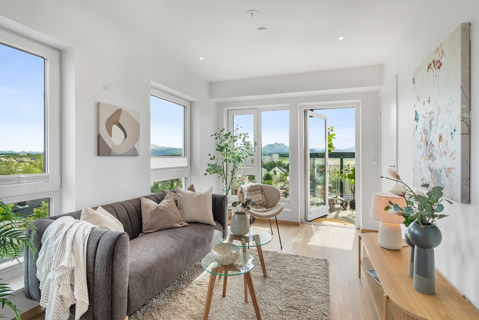 Lys og innbydende 2-roms selveierleilighet med flott utsikt. Galleribilde