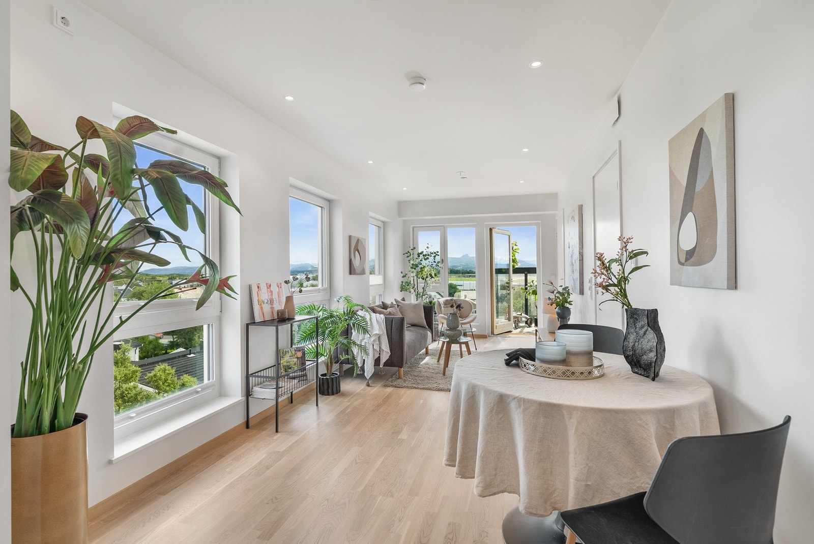 Stuen er meget flott med store vindusflater, som gir godt med lys inn. Vannbåren varme i leiligheten. Galleribilde