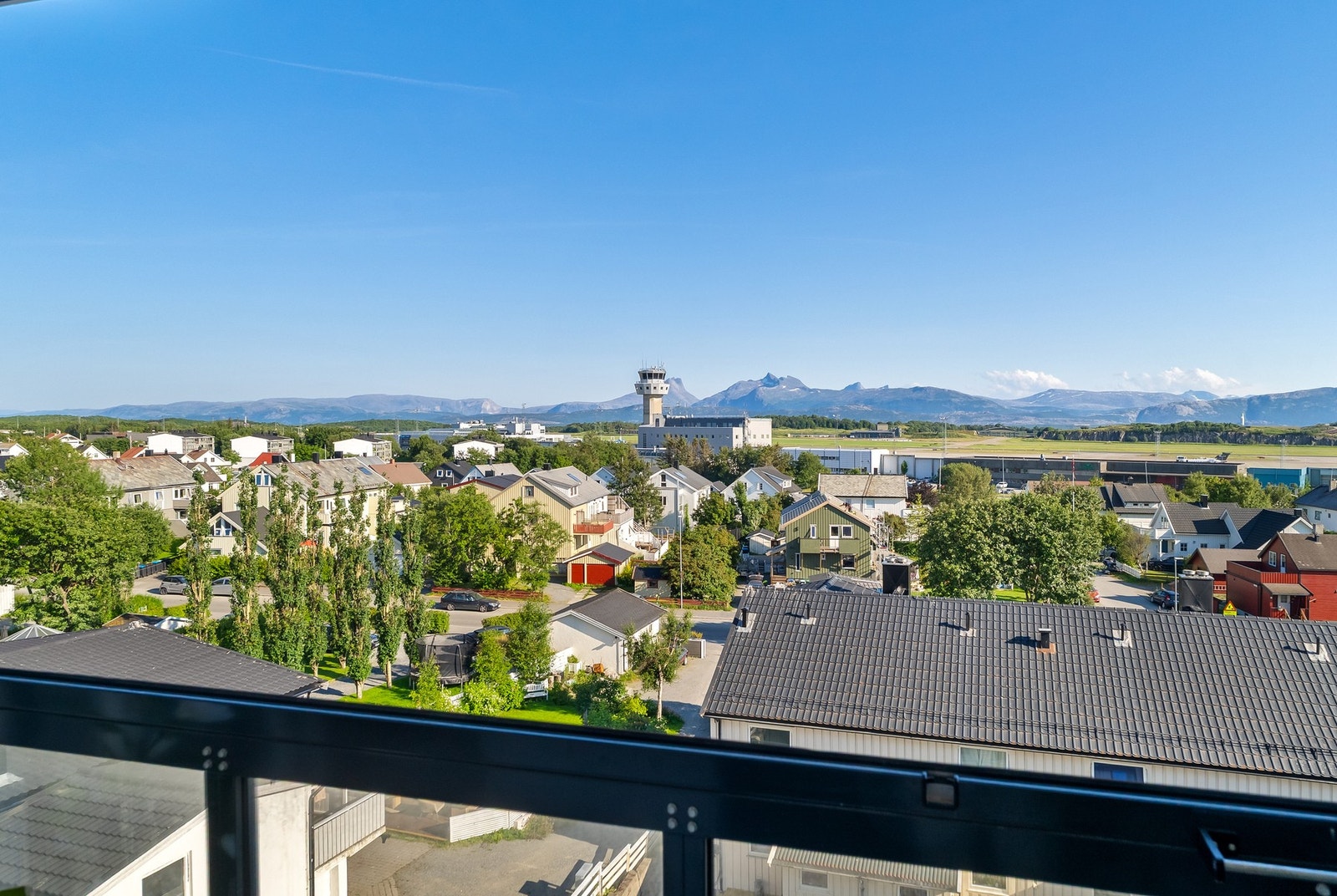 Fra leiligheten og balkong er det flott utsikt over nærområdet, og i retning Børvasstindene mm. Galleribilde