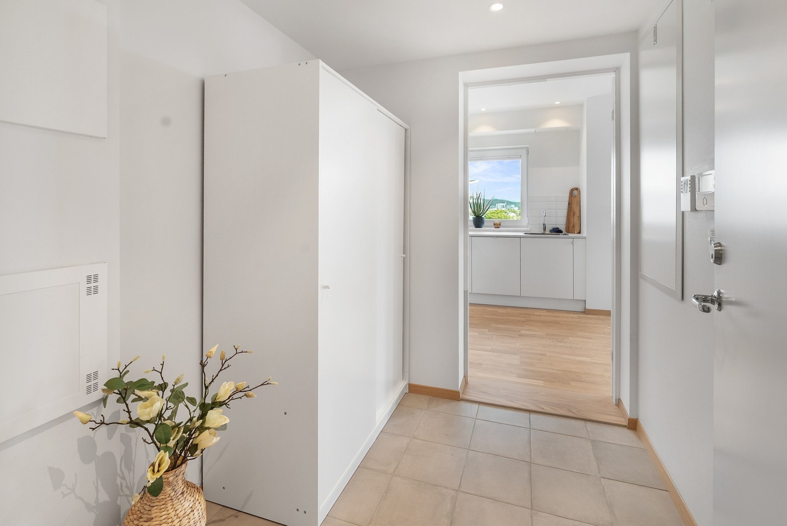 Romslig entré med flislagt gulv og garderobe. Galleribilde