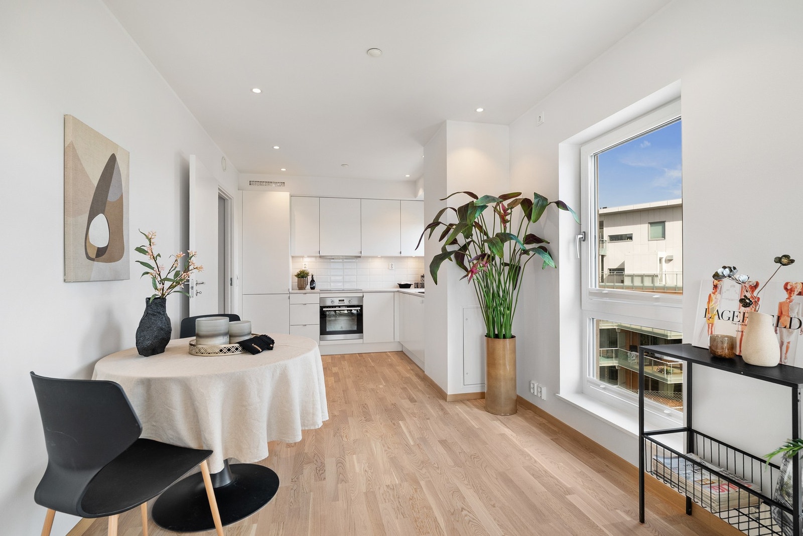 Spisestuedel i tilknytning kjøkkenet. Galleribilde