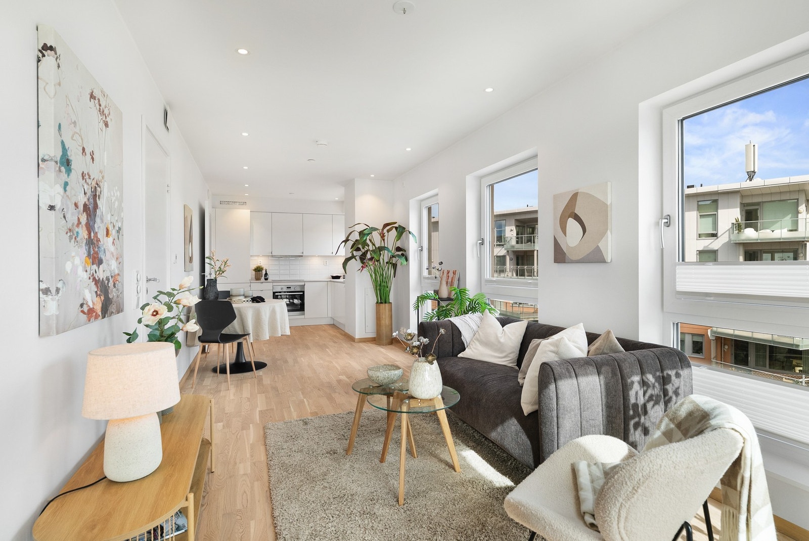 Stuen har god plass til både sofagruppe og spisegruppe. Galleribilde