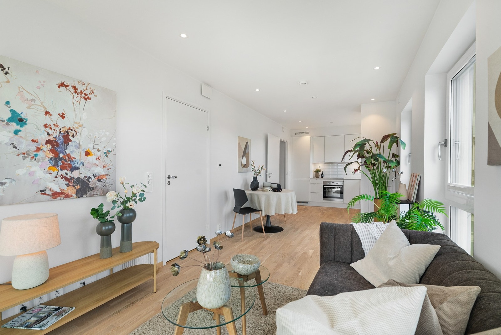 Utstrakt bruk av downlights i tak. Galleribilde