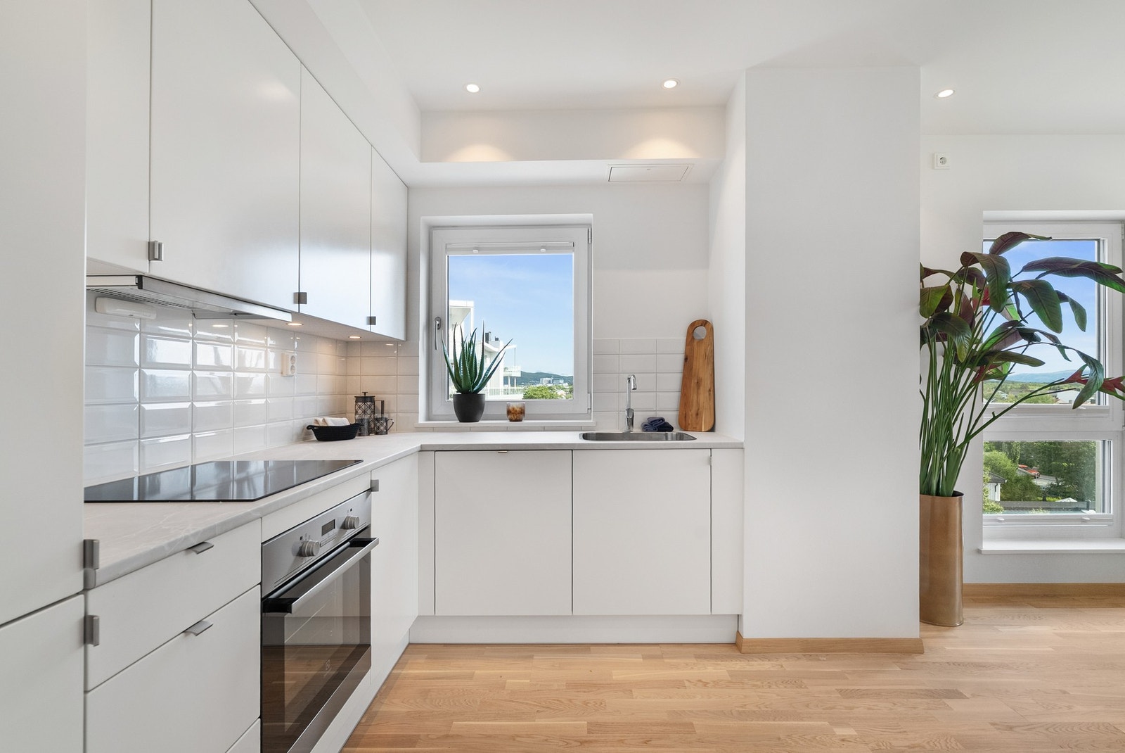 Vindu på kjøkkenet, gir god med lys inn mens man lager seg mat. Galleribilde