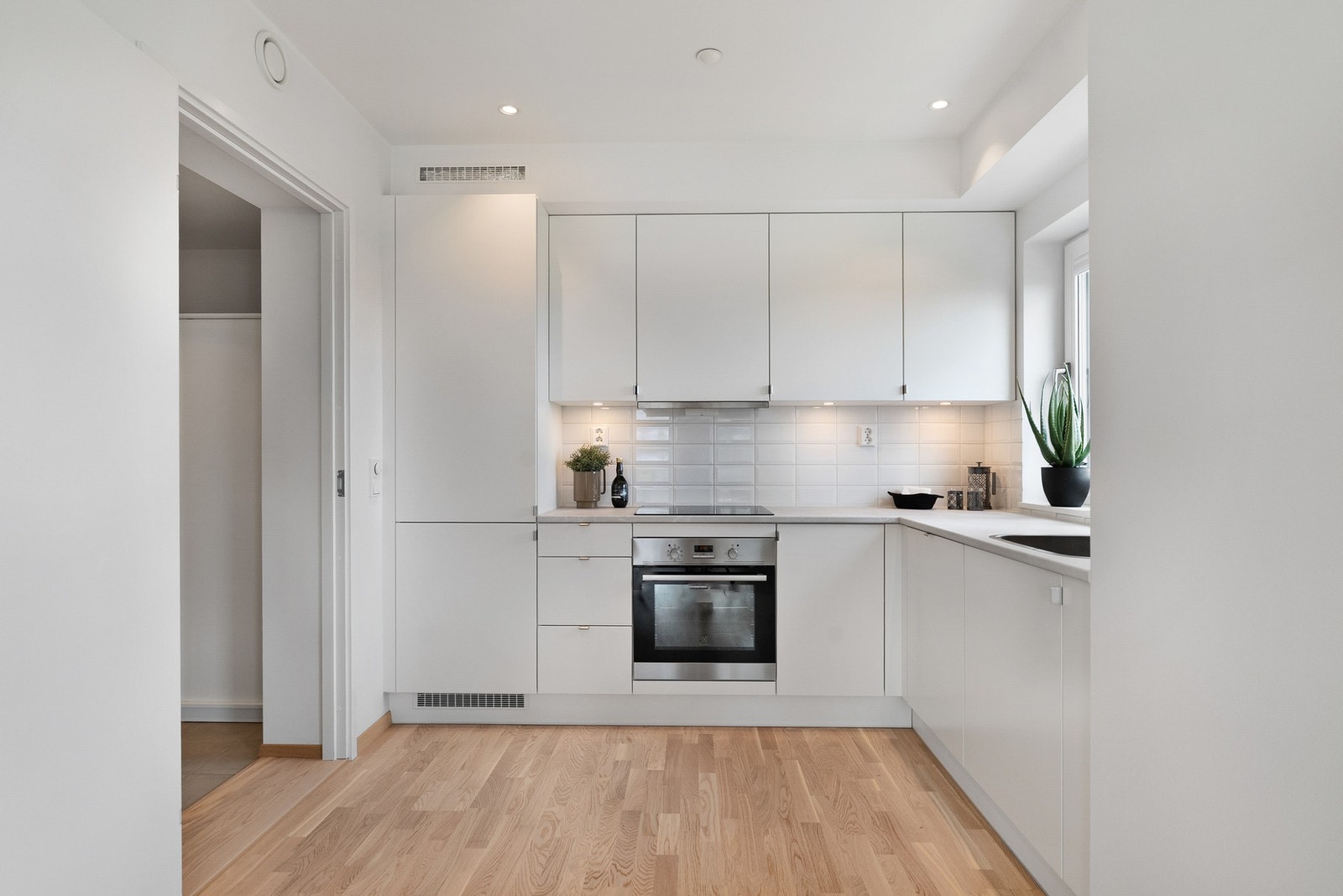 Lekker og stilrent kjøkken med integrerte hvitevarer. Galleribilde