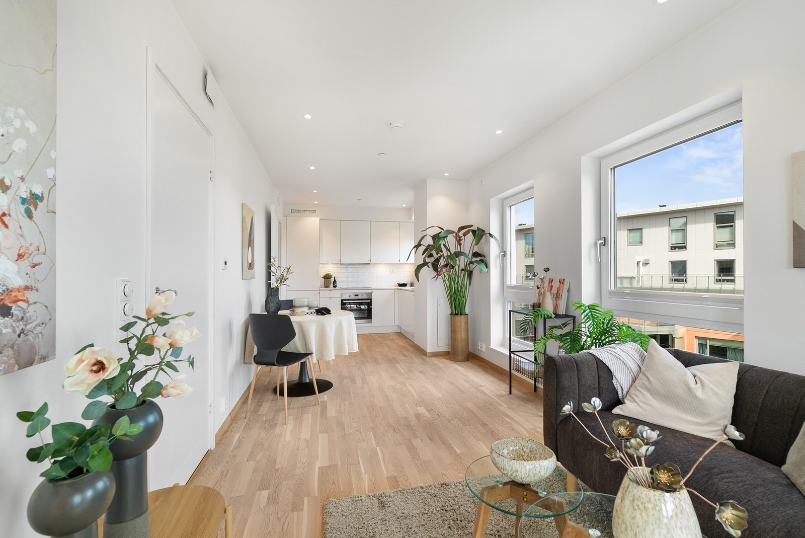 Det er plisségardiner i alle vinduer. Galleribilde