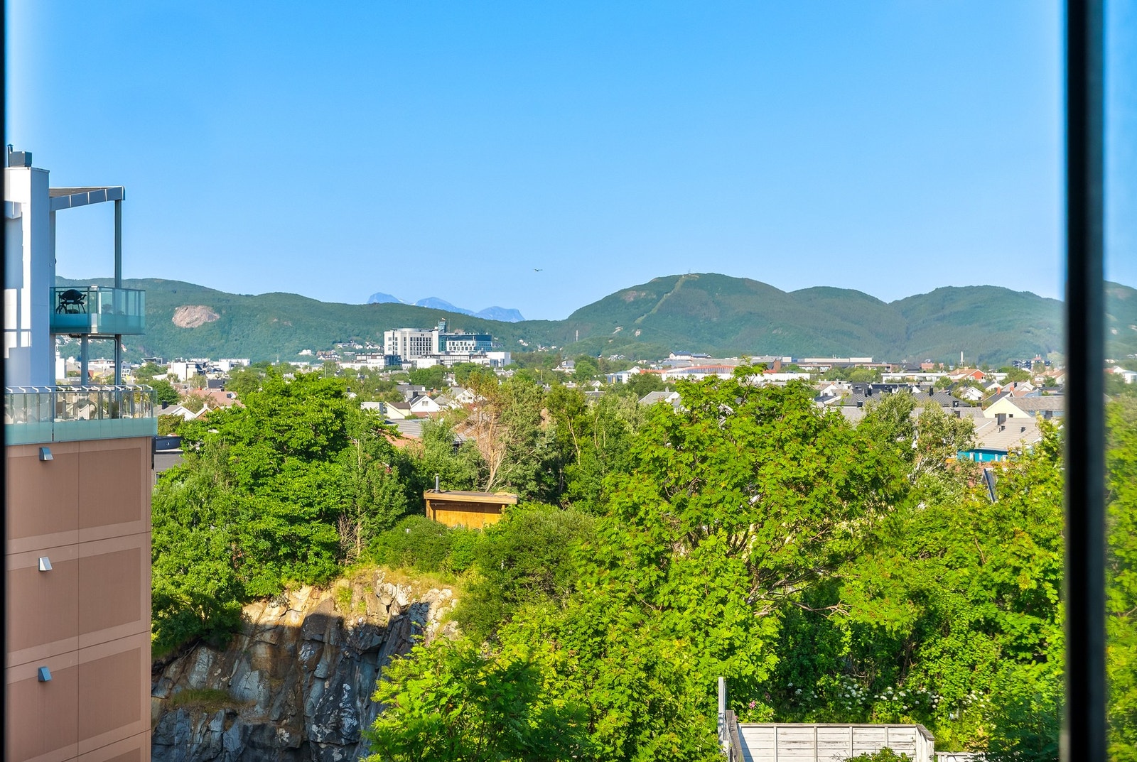 De store vinduene gir og utsikt fra stuen i flere retninger, som her mot Junkerfjellet mm. Galleribilde