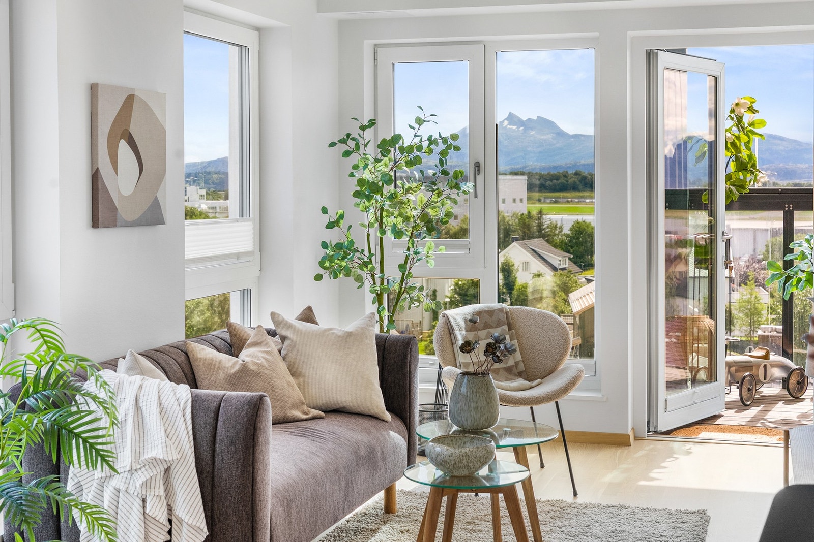 Utgang fra stuen til innglasset balkong. Galleribilde