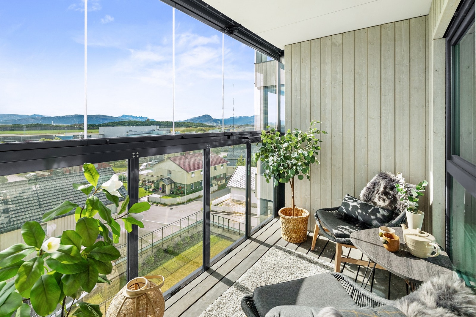 Balkongen er lun og har god plass til sittegruppe. Galleribilde