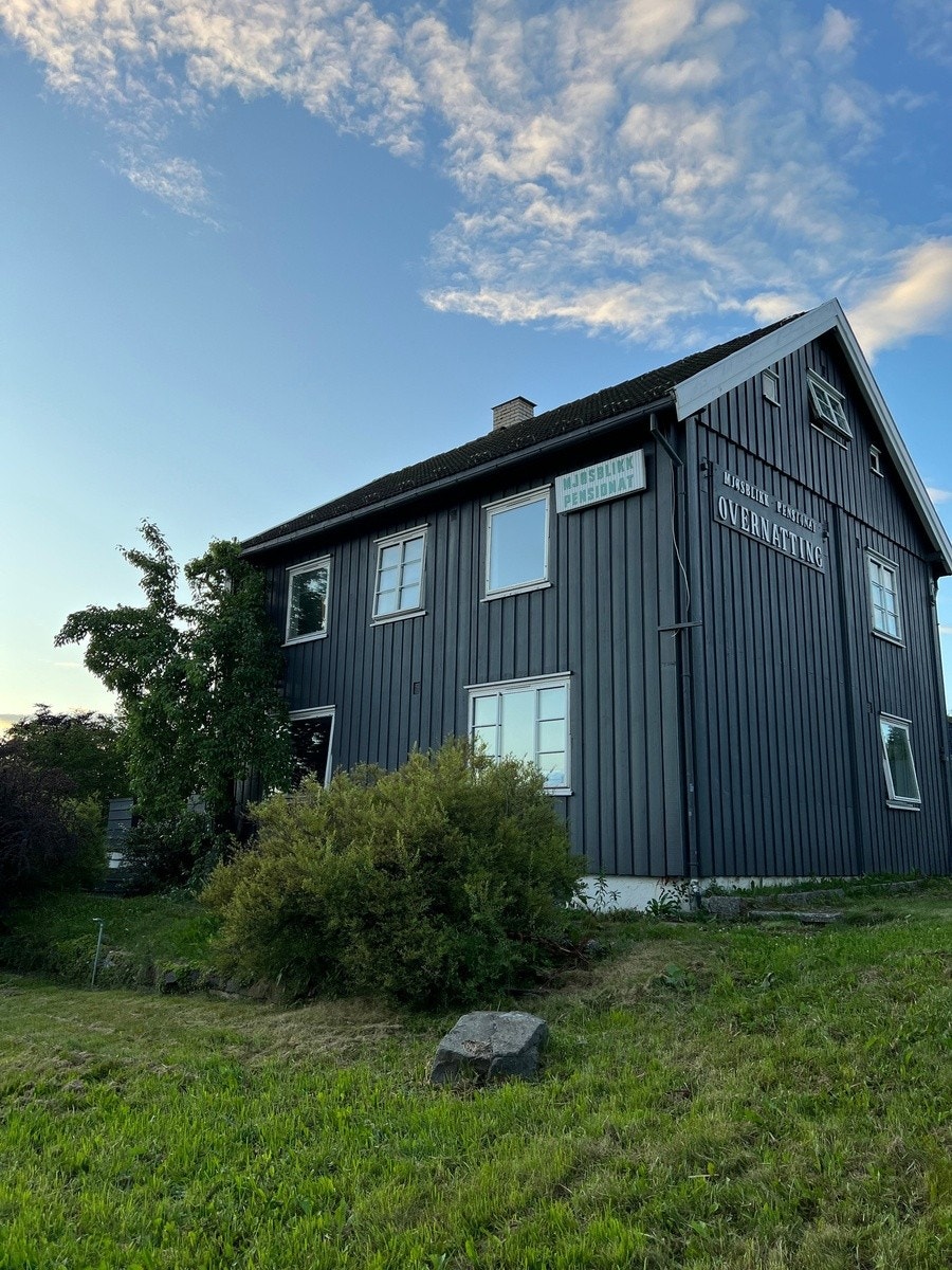 Fasade, stor hage med mulighet for biloppstillingsplass Galleribilde