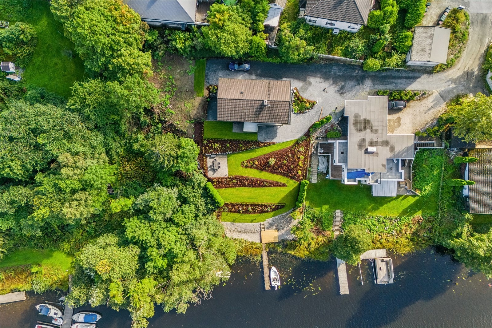 Det er parkering på egen gårdsplass. Galleribilde
