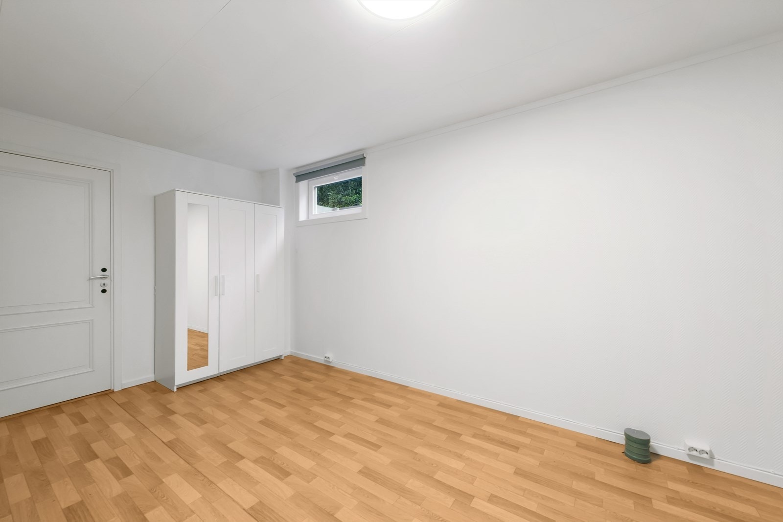 Det er lite sannsynlig, men uvisst for megler om tv-stuen tilfredsstiller dagens krav til rom for varig opphold. Galleribilde