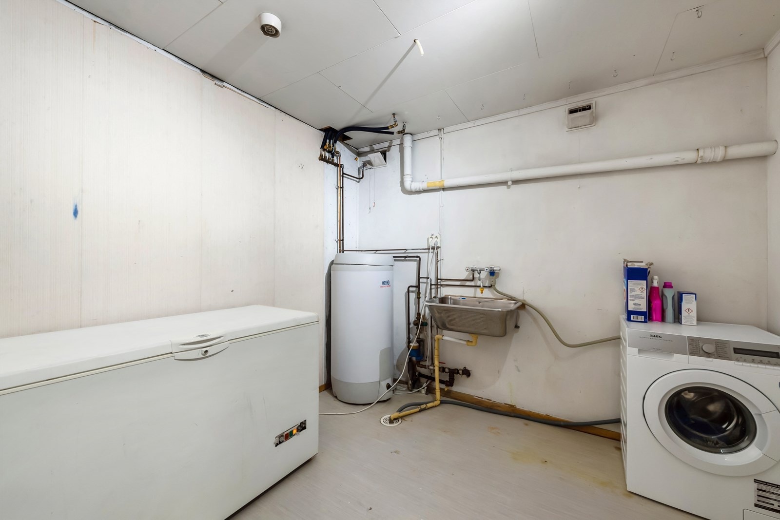 Vaskerommet er av eldre standard og er ikke godkjent som annet enn boder. Rommet inneholder varmtvannsbereder, skyllekum og opplegg for vaskemaskin. Galleribilde