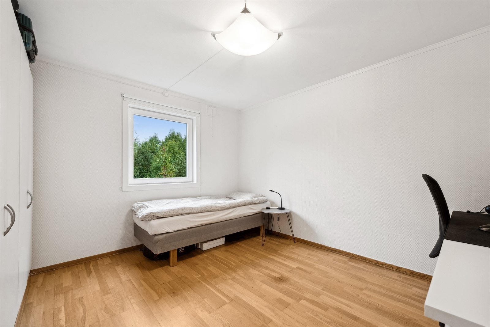 Romslig soverom med skap i hybelen. Galleribilde