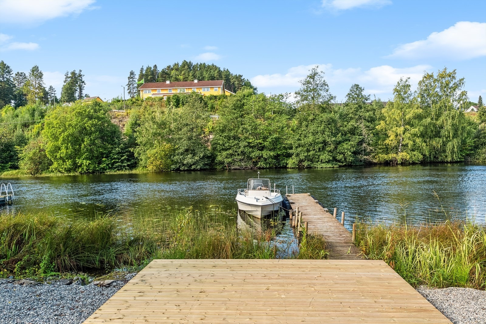 Selger opplyser om tilgang til brygge med to båtplasser (avtalen er ikke tinglyst). Galleribilde