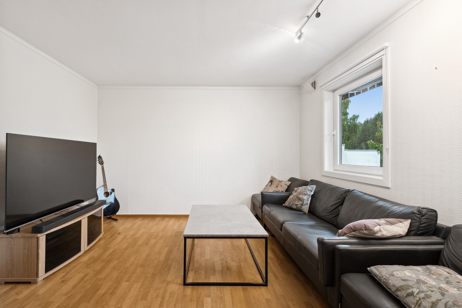 Lys og romslig stue i hybelen. Galleribilde