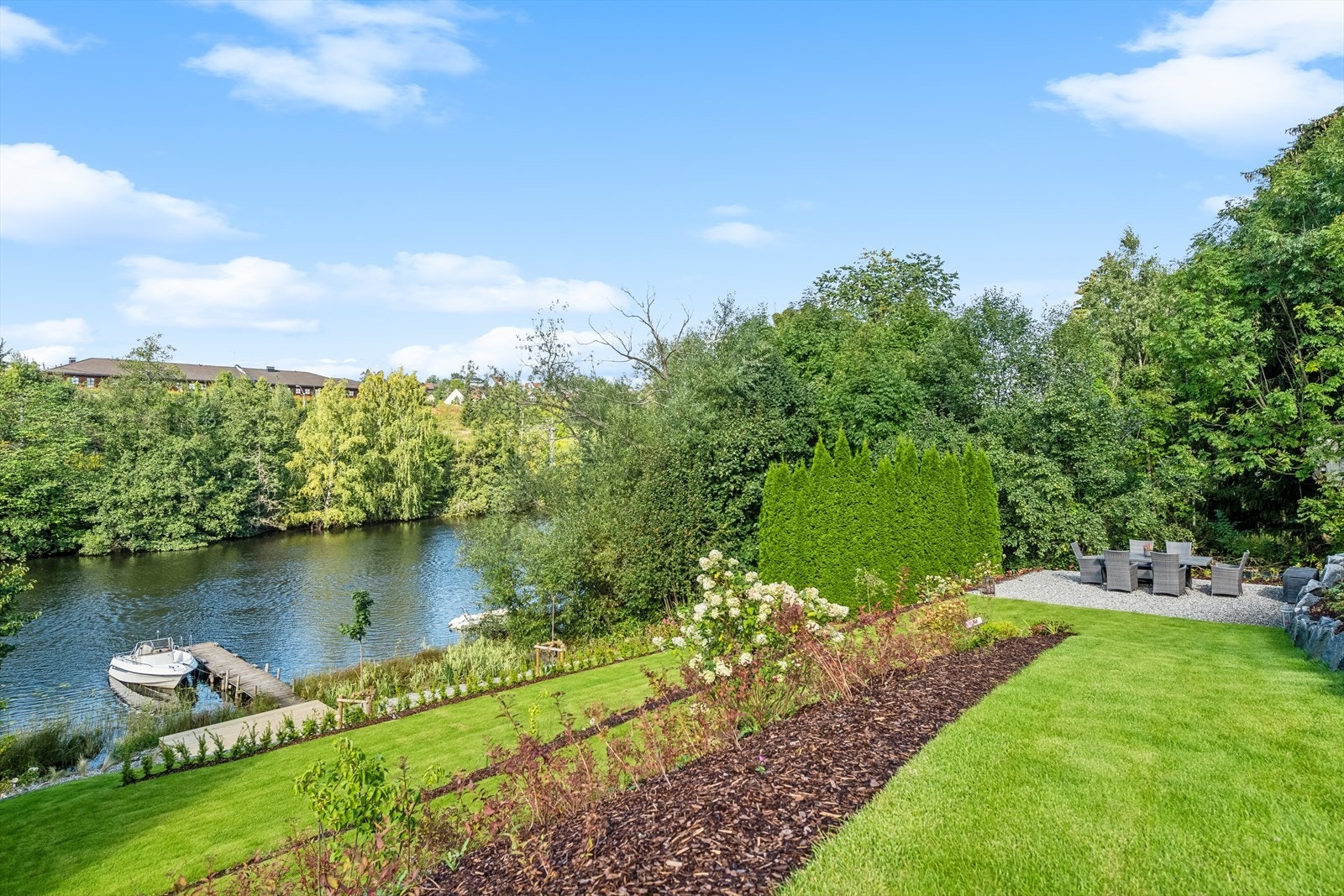 Flott opparbeidet uteområde som er delt inn i flere soner. Galleribilde