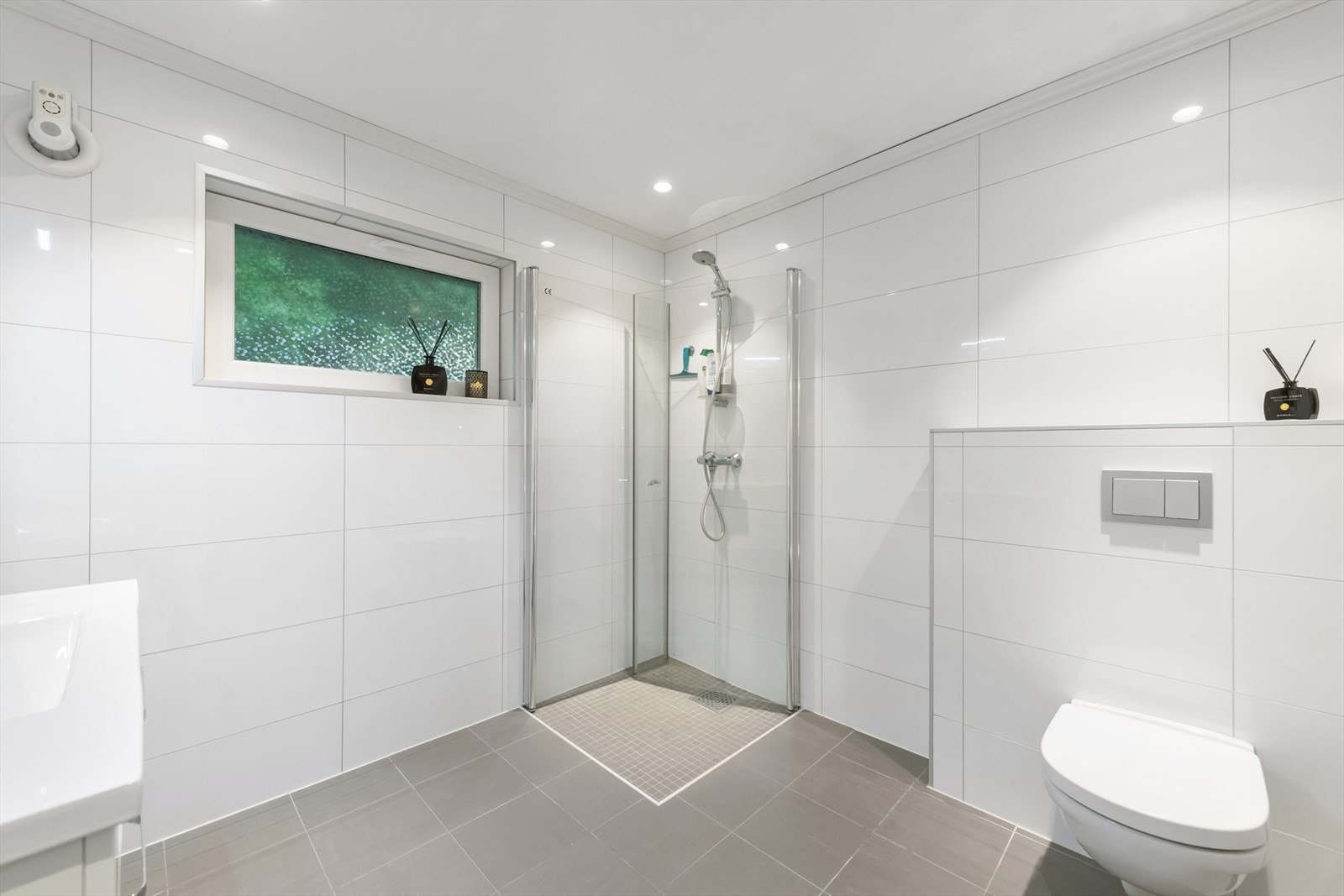 I 1. etasje har boligen et romslig baderom med flislagte overflate, gulvvarme og downlights i himling. Galleribilde