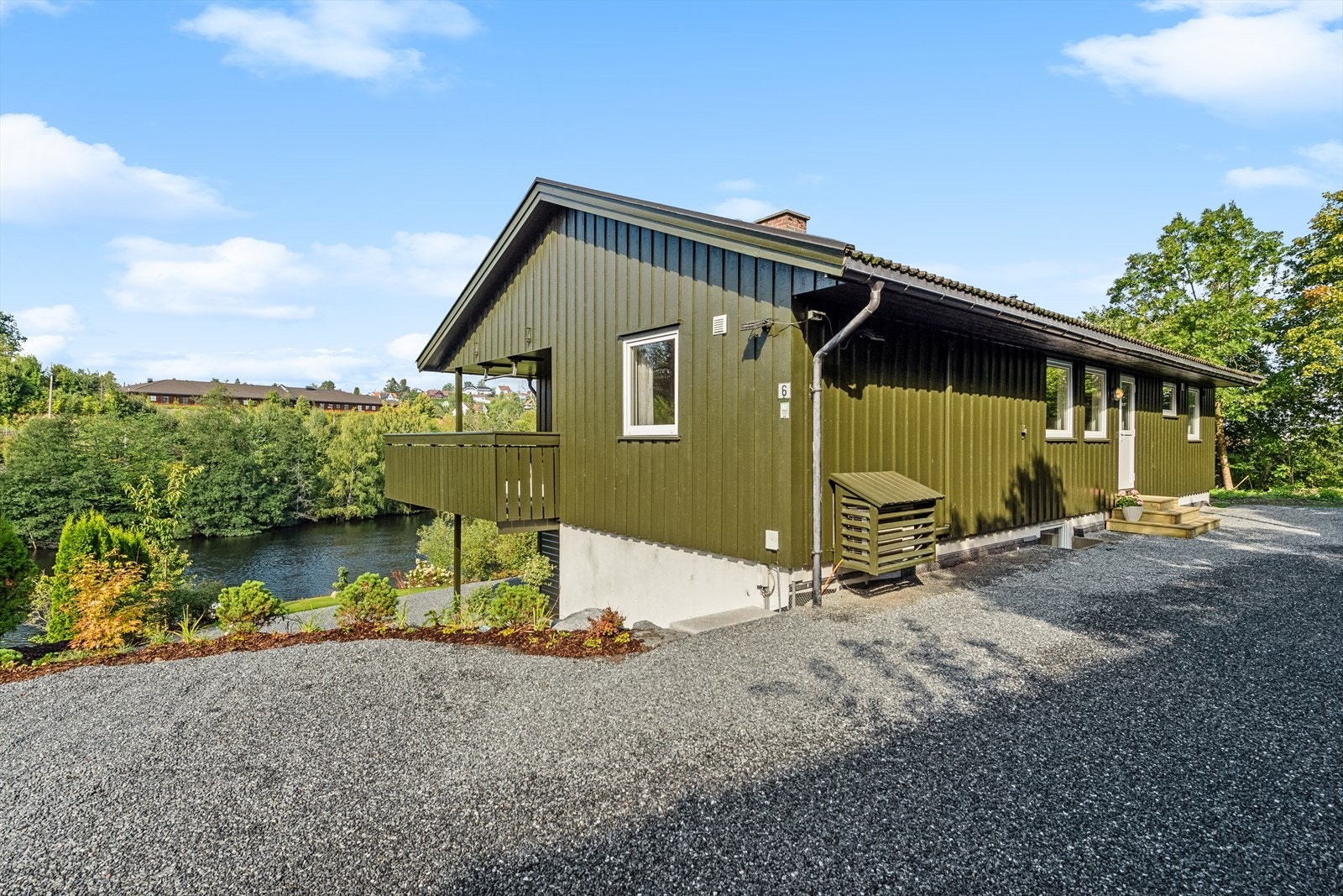 Gruset innkjørsel og gårdsplass på eiendommen. Galleribilde