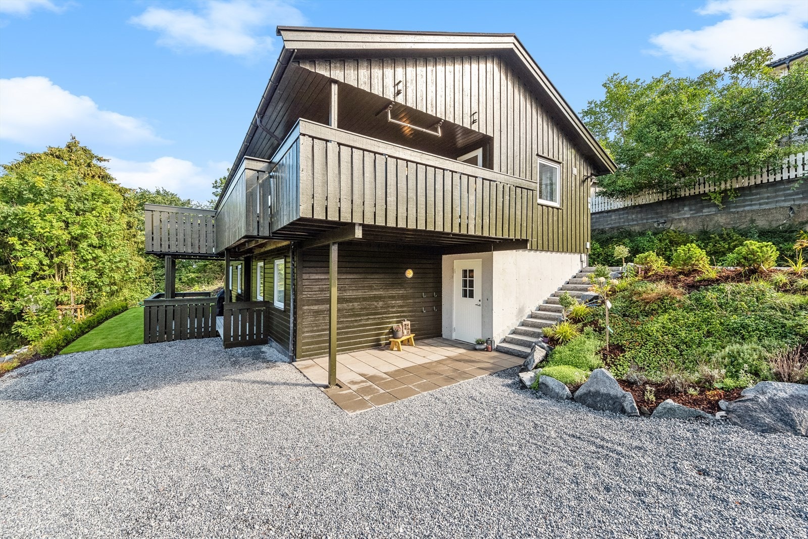 Boligen måler 219 kvm (internt bruksareal) og strekker seg over to plan med leilighet i deler av underetasjen. Galleribilde