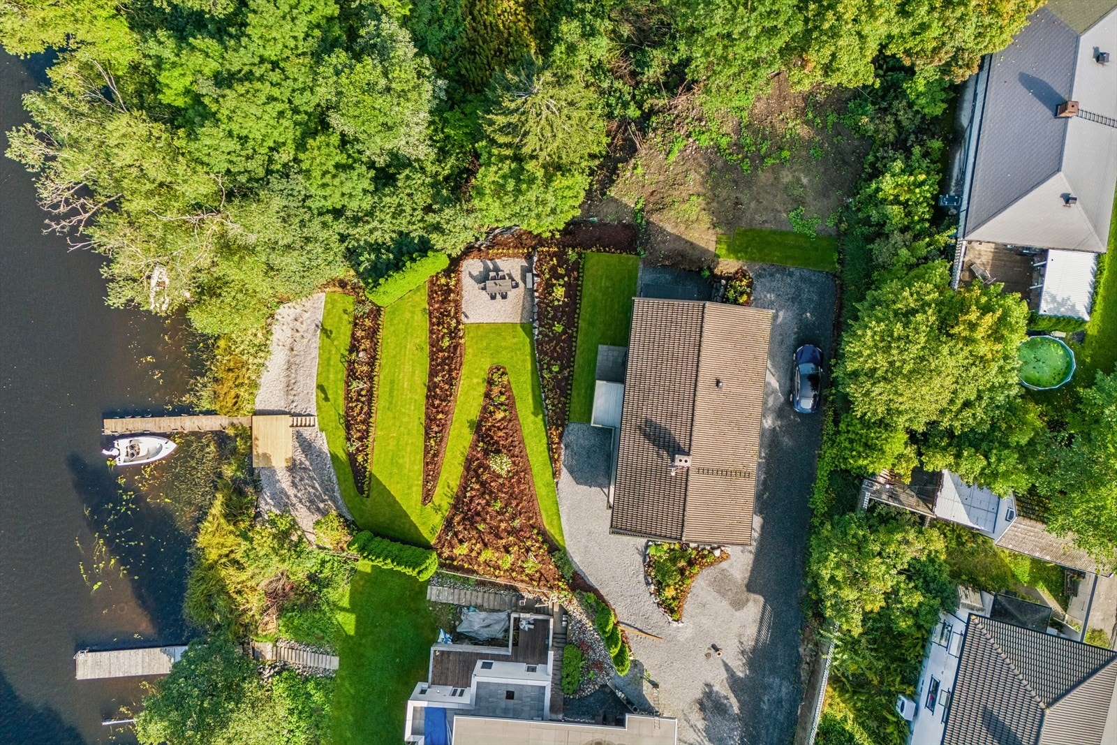 Fossgata 6B er en innholdsrik enebolig fra 1989 med barnevennlig beliggenhet og en pent opparbeidet tomt like ved vannet. Galleribilde